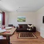 Comfy With Parking & Balcony By Renters Apartmán