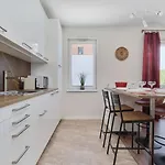 Comfy With Parking & Balcony By Renters Apartmán