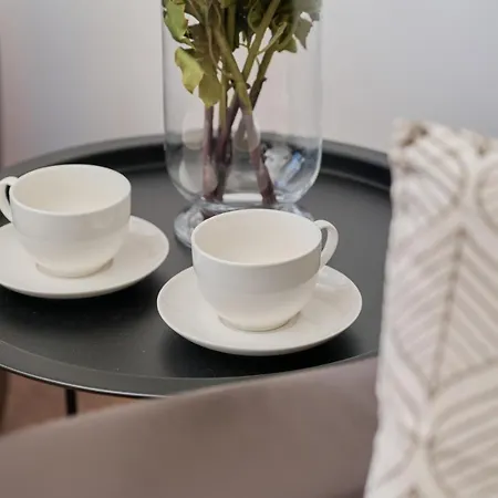 아파트 Comfy With Parking & Balcony By Renters