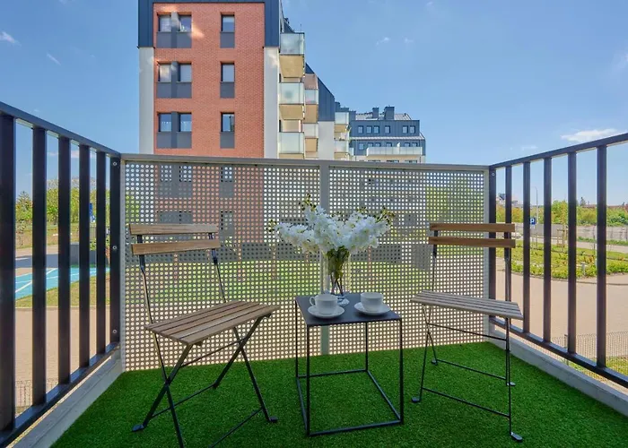 Comfy With Parking & Balcony By Renters Breslau