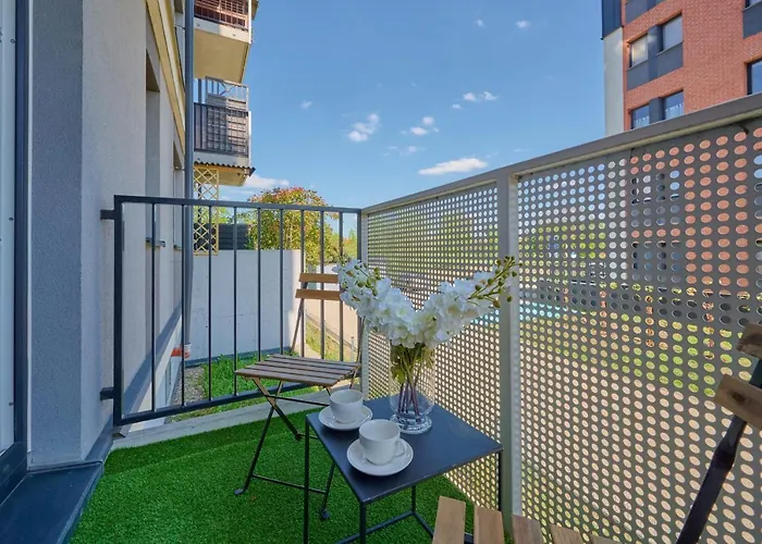 Apartment Comfy With Parking & Balcony By Renters *