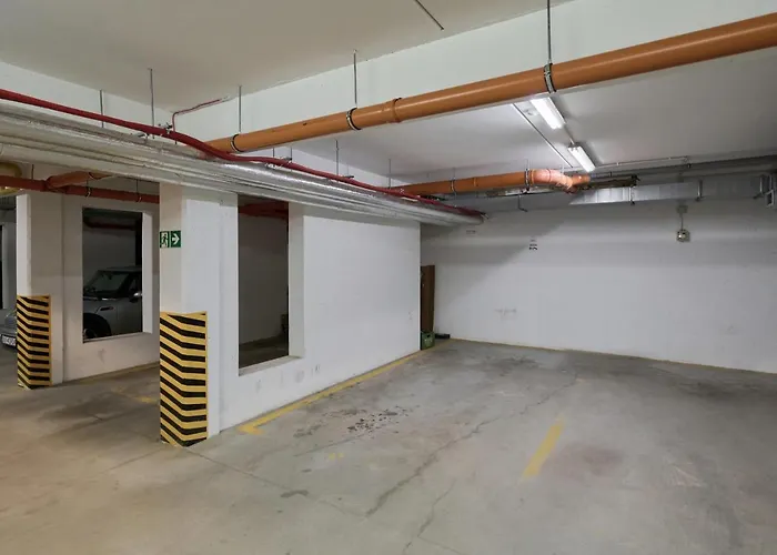 Apartment Comfy With Parking & Balcony By Renters *