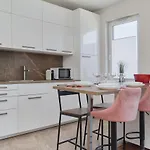 شقة Comfy With Parking & Balcony By Renters *