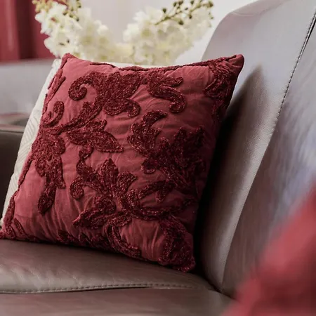 Comfy With Parking & Balcony By Renters Apartmán