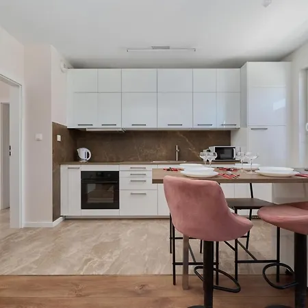 Comfy With Parking & Balcony By Renters *