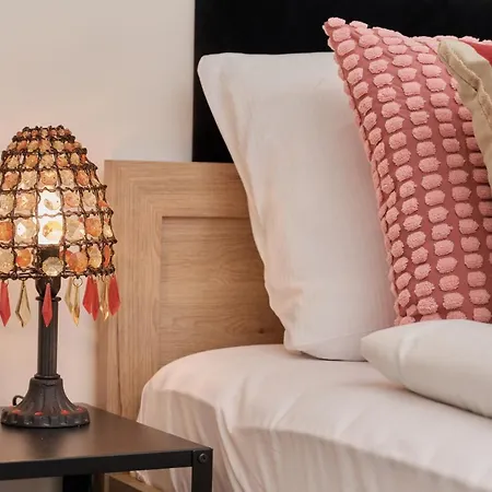 Comfy With Parking & Balcony By Renters Apartmán