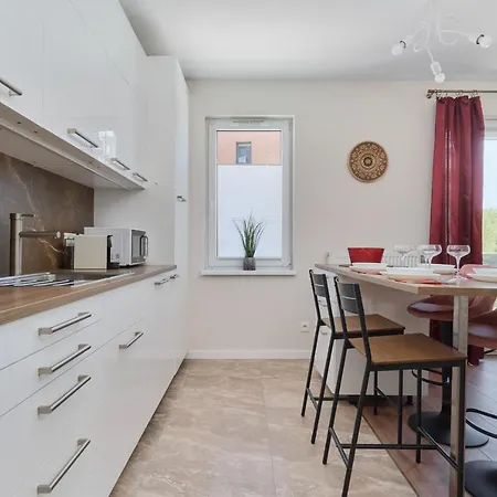 Comfy With Parking & Balcony By Renters Apartmán