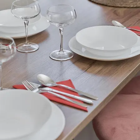 Comfy With Parking & Balcony By Renters Apartmán