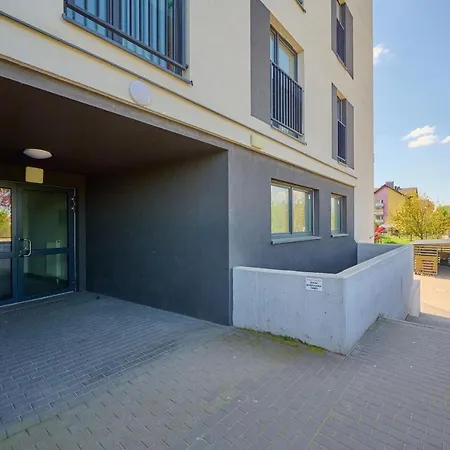 Comfy With Parking & Balcony By Renters * فروتسواف